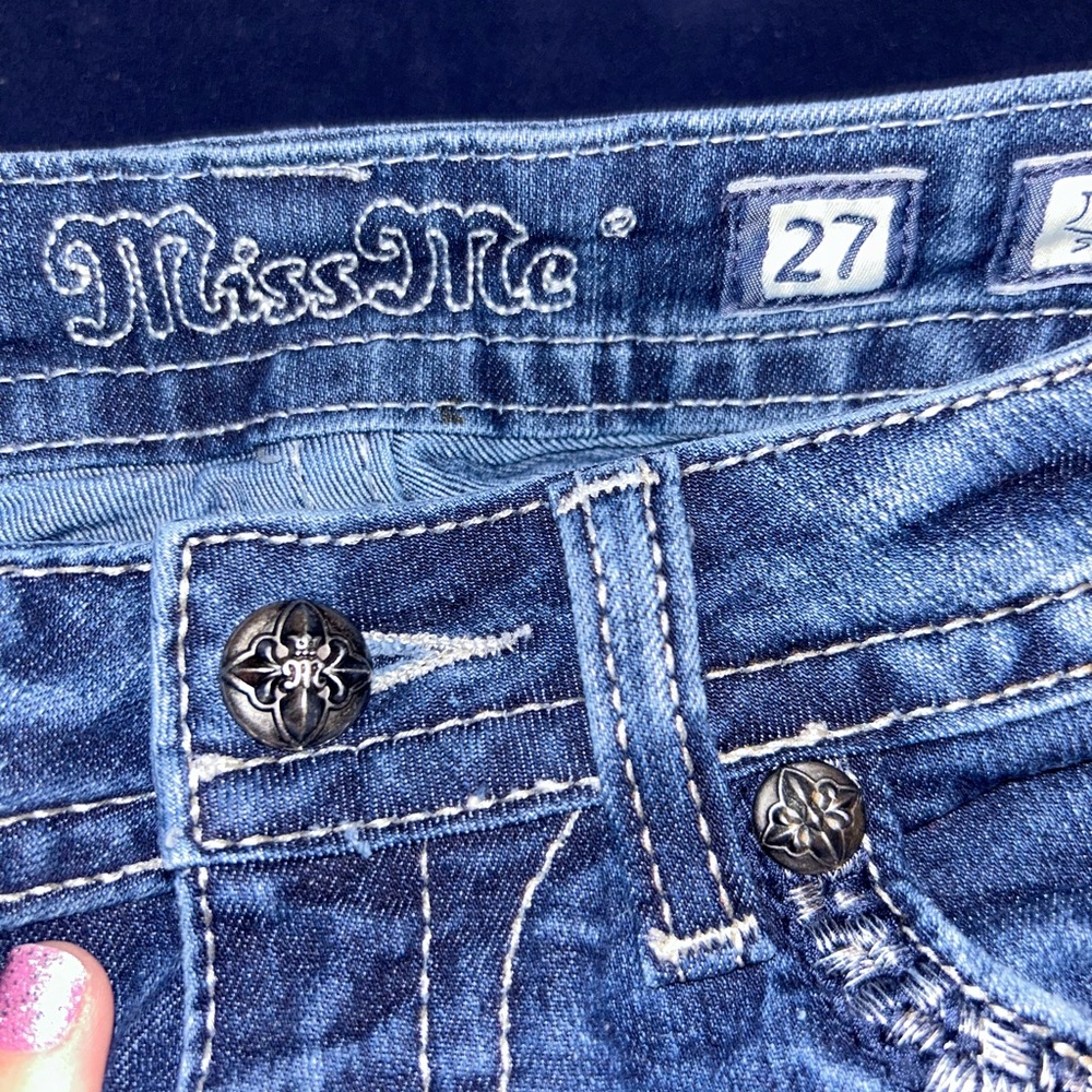 Beautifully embroidered along the edge of the legs and pockets are button